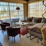 Kaleaba House In A Tranquil Surburb - Linmeyer