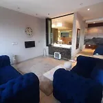 Exquisite Apartment With Jaccuzzi Pool Table And Cinema
