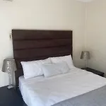 Safari Apartments -Beautiful 3 Bedrooms, 10-Seater Dining , Tv Room, Garden & Pool