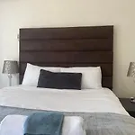 Safari Apartments -Beautiful 3 Bedrooms, 10-Seater Dining , Tv Room, Garden & Pool