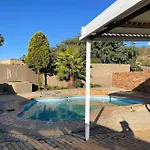 Home In Suideoord, Jhb South