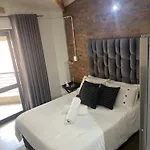 Dream Abodes At Cozy Craftmans Ship, Maboneng