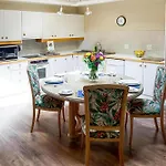 Villa Ray Back-Up Power 2-Bed Luxury Unit Close Sandton City