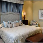 What are the best hotels near Apartheid Museum?