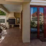 J\'S Guesthouse
