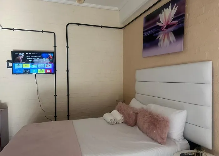 Affordable Guest Room @260Main