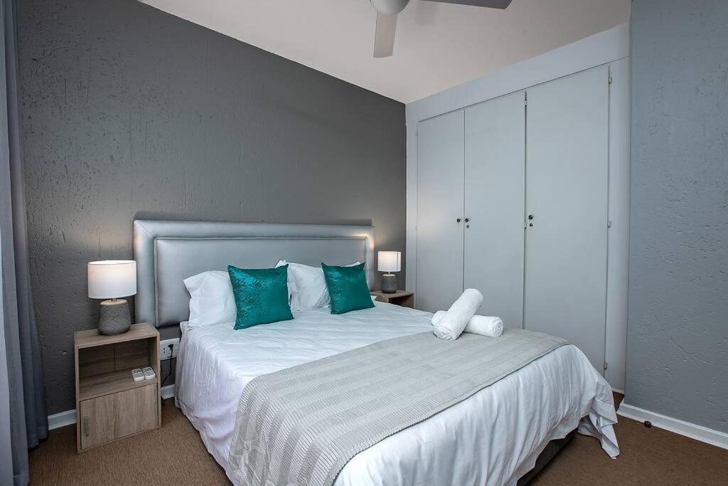 St Tropez 1 Bedroom Sandton Apartment *