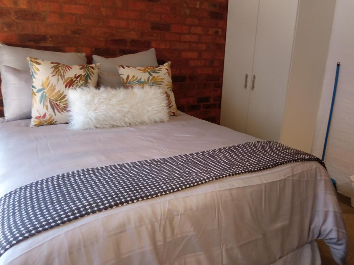Royal Stina Hotel-style With Swimming Pool Bed & Breakfast