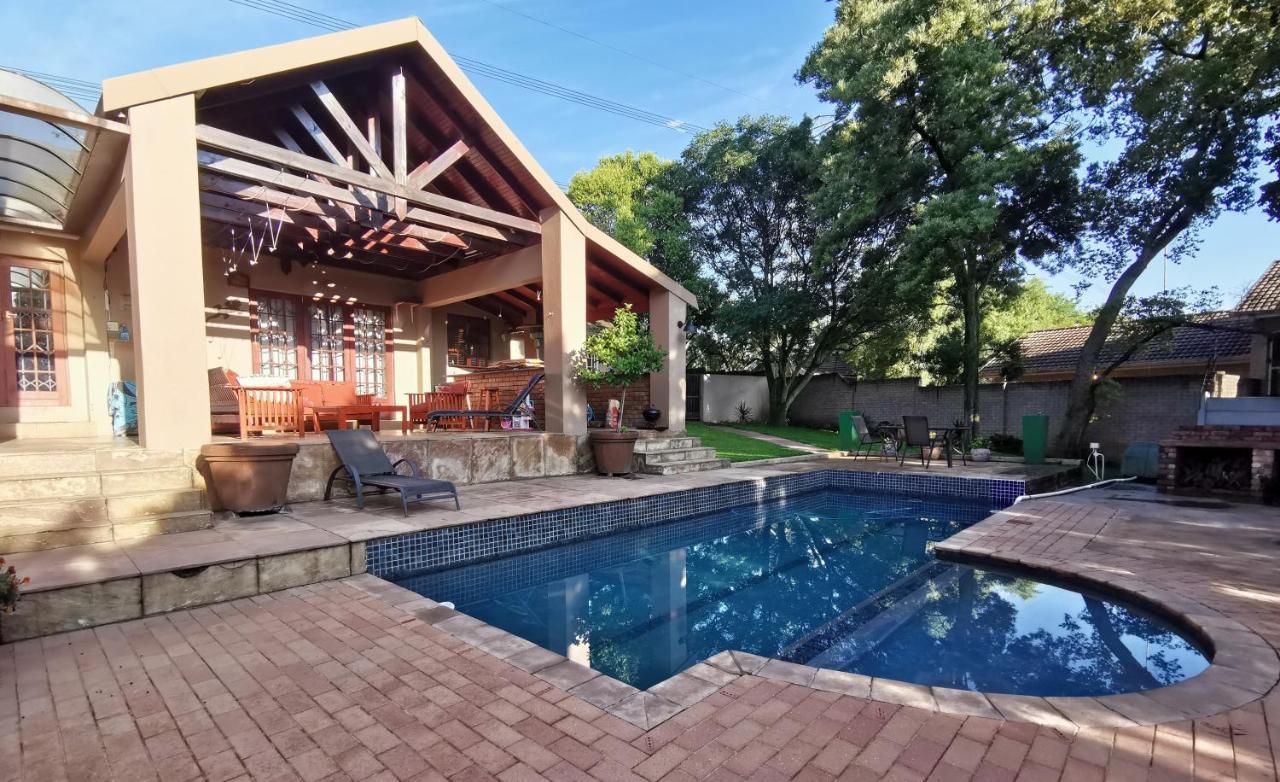 Paulshof Sandton - Hluhluwe Road Complex Homestay *
