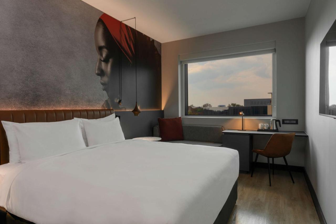 Radisson Red Rosebank Hotel 4*