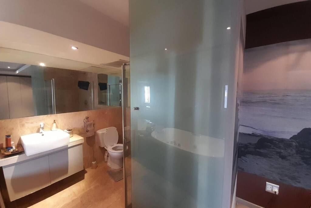 Exquisite With Jaccuzzi Pool Table And Cinema Apartment Johannesburg