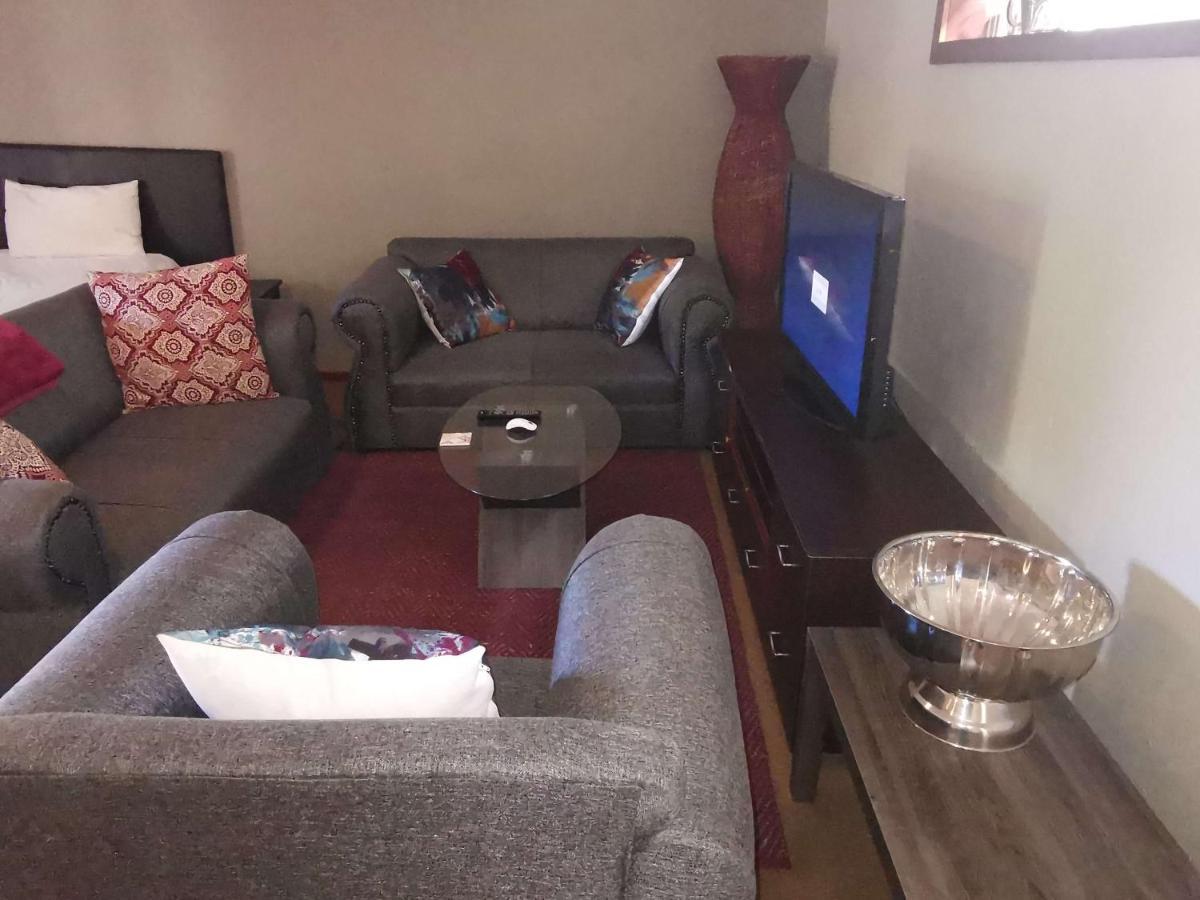 Paulshof Sandton - Hluhluwe Road Complex Homestay