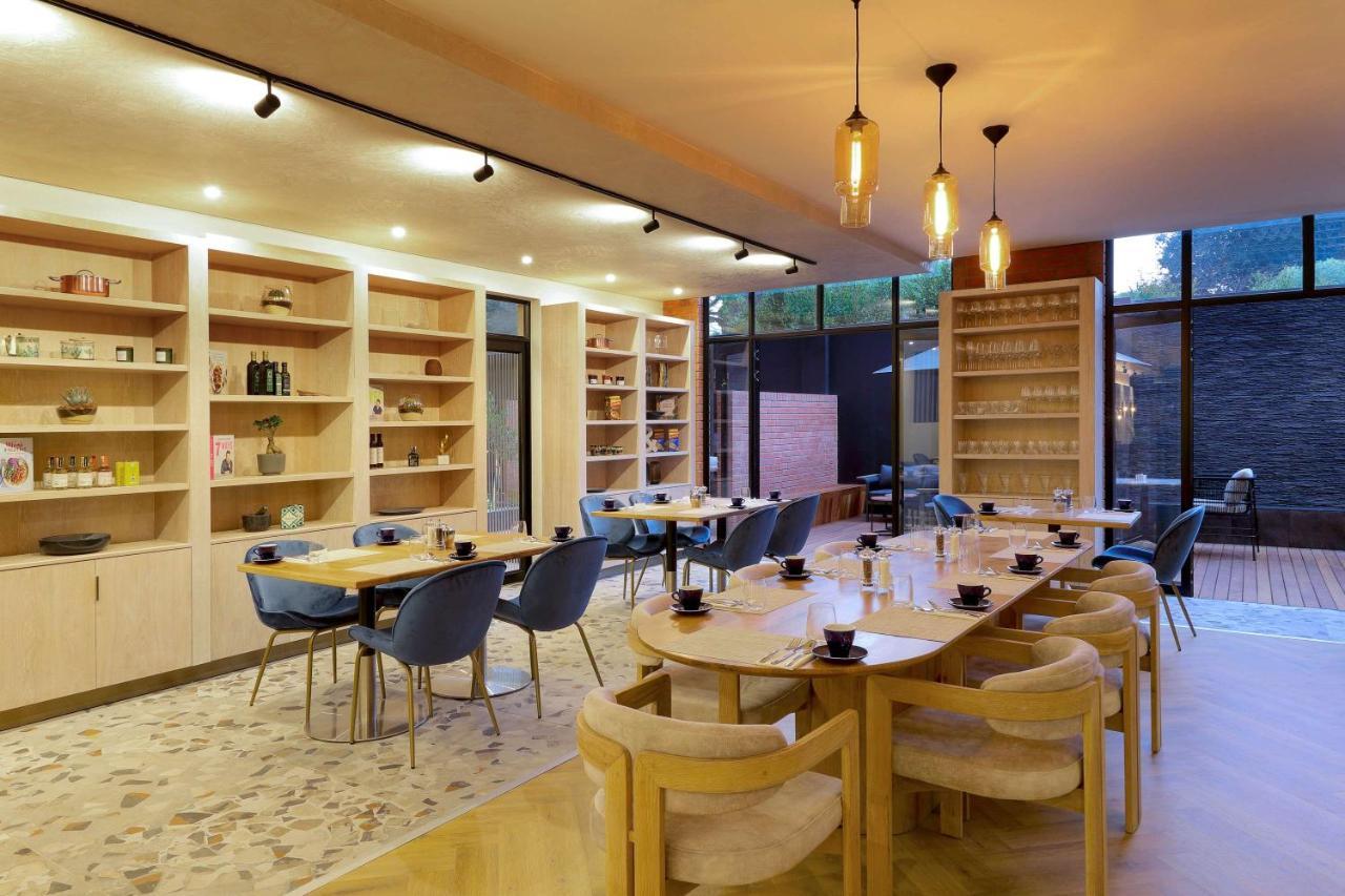 Hyatt House Rosebank Hotel 4*