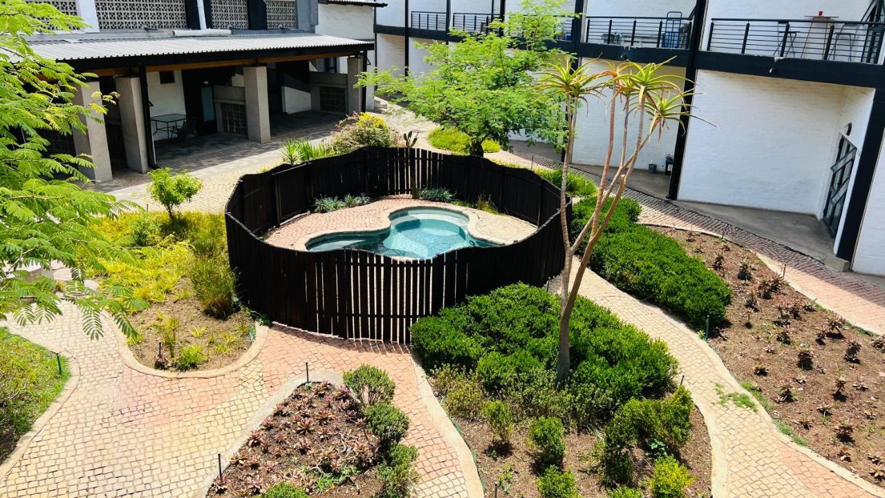 Living 119 - Fibre Wifi, Washing Machine & Sunny Balcony Apartment