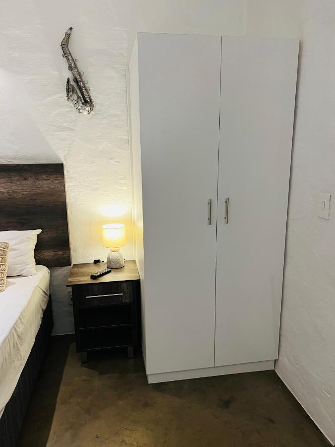 Living 119 - Fibre Wifi, Washing Machine & Sunny Balcony Apartment