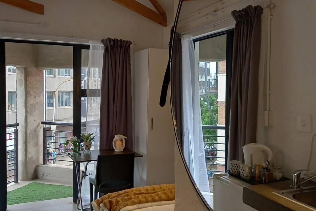 Apartment Chic Maboneng Balcony With Stunning City Views *