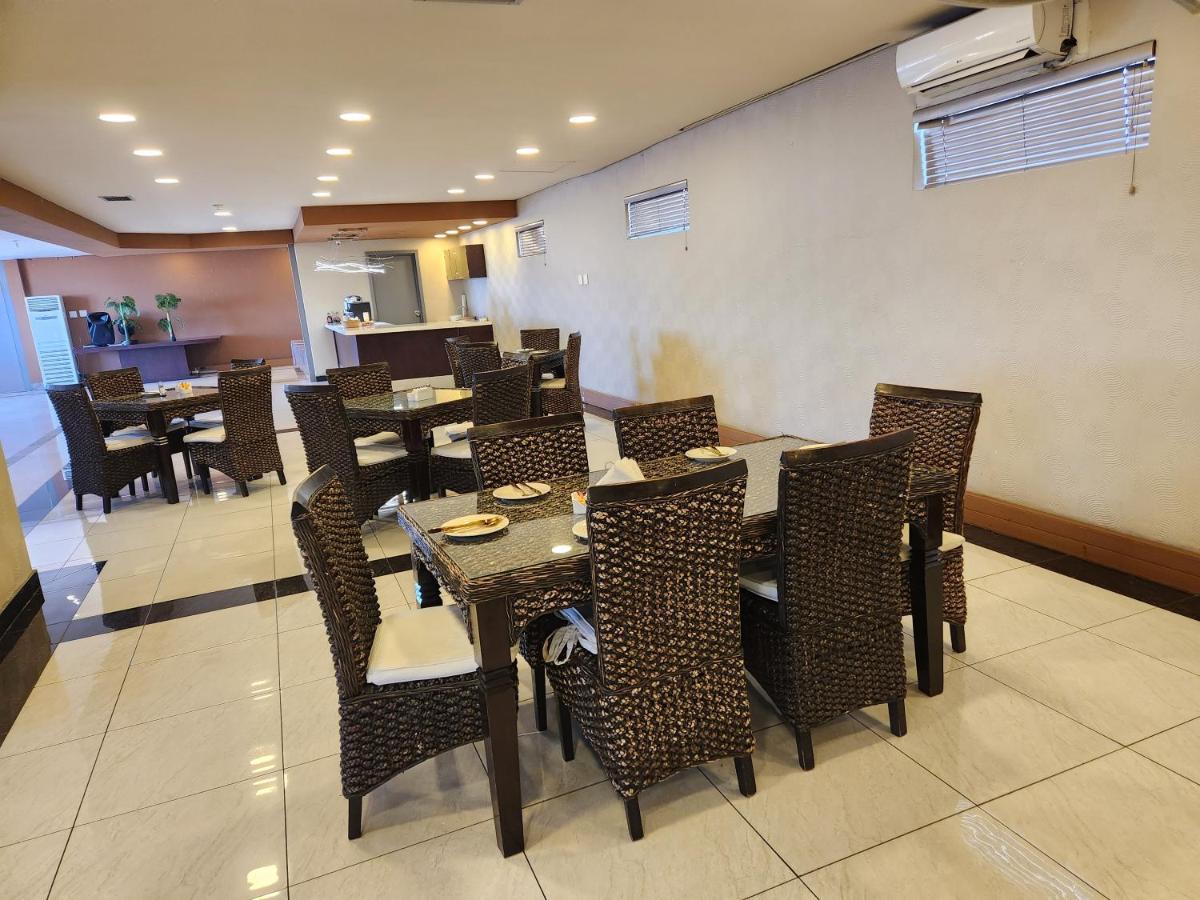 Palm Continental Khách sạn
