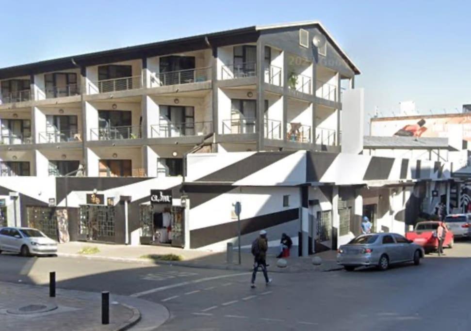 Dream Abodes At Cozy Craftmans Ship, Maboneng