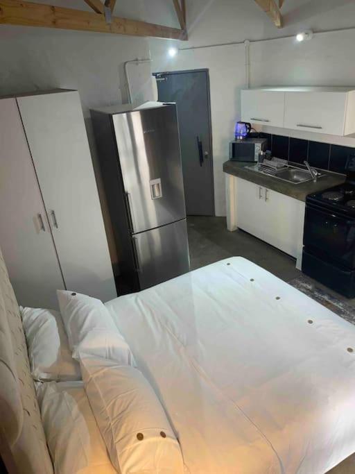 Dream Abodes At Cozy Craftmans Ship, Maboneng *