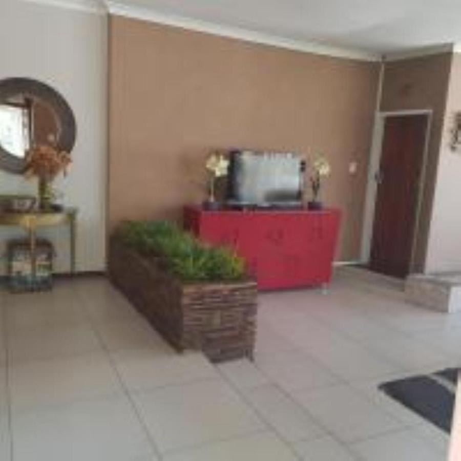 Kaleaba House In A Tranquil Surburb - Linmeyer Johannesburg
