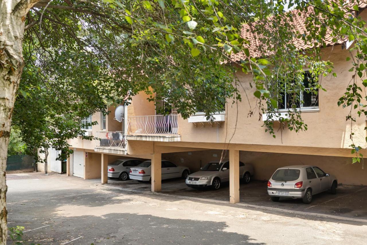 Apartment Sandton 2 Bed 2 Bath Back-up Inverter Johannesburg