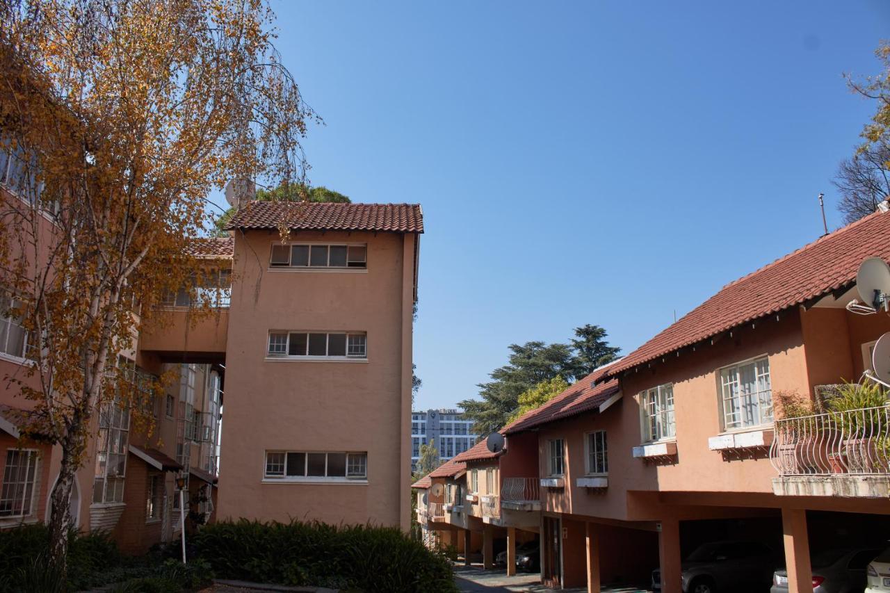Sandton 2 Bed 2 Bath Back-up Inverter Apartment