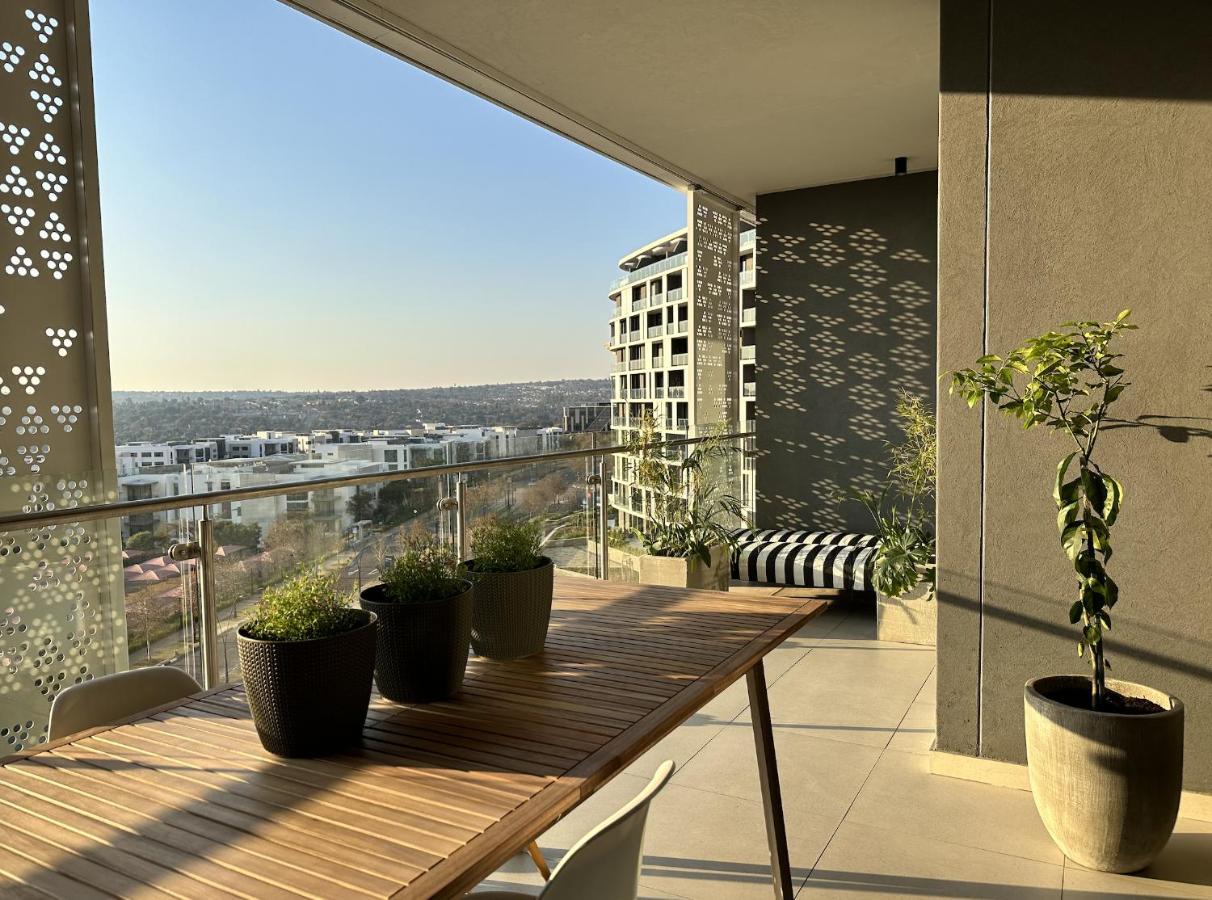 Explore - Ellipse Waterfall Apartment