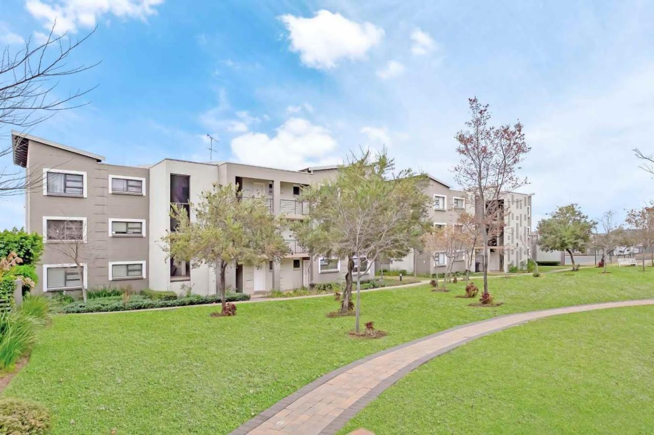 Apartment Lush 2 Bed, 2 Bath In Dainfern With Back Up Power