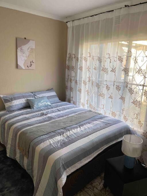 In Suideoord, Jhb South Holiday home *