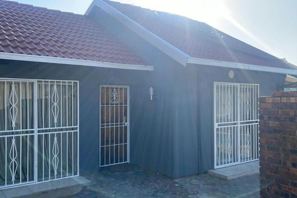 In Suideoord, Jhb South Holiday home *