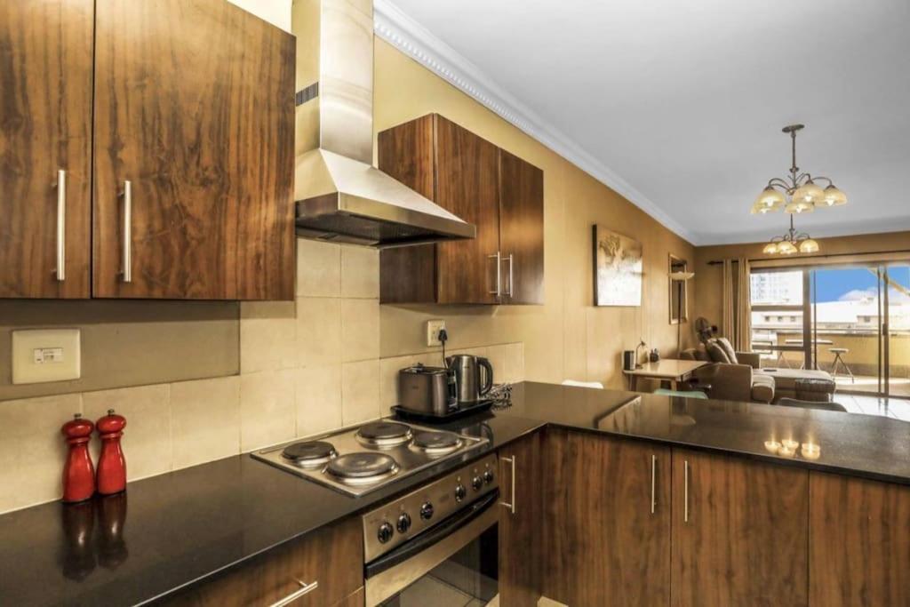 1 Bedroom, 2 Bathroom In The Heart Of Sandton Apartment Johannesburg