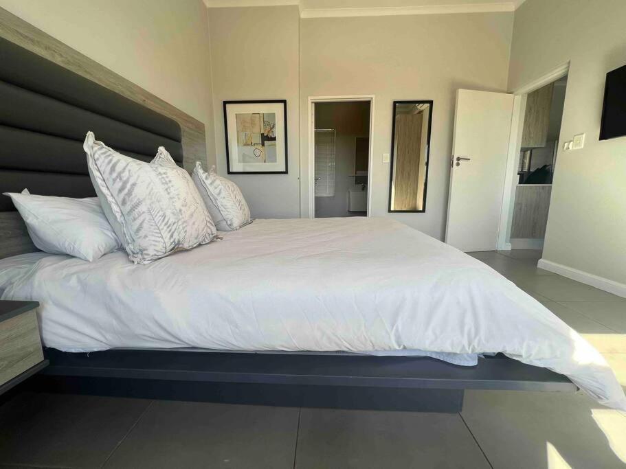 11 @ 7 On Middle Sandton Apartment *