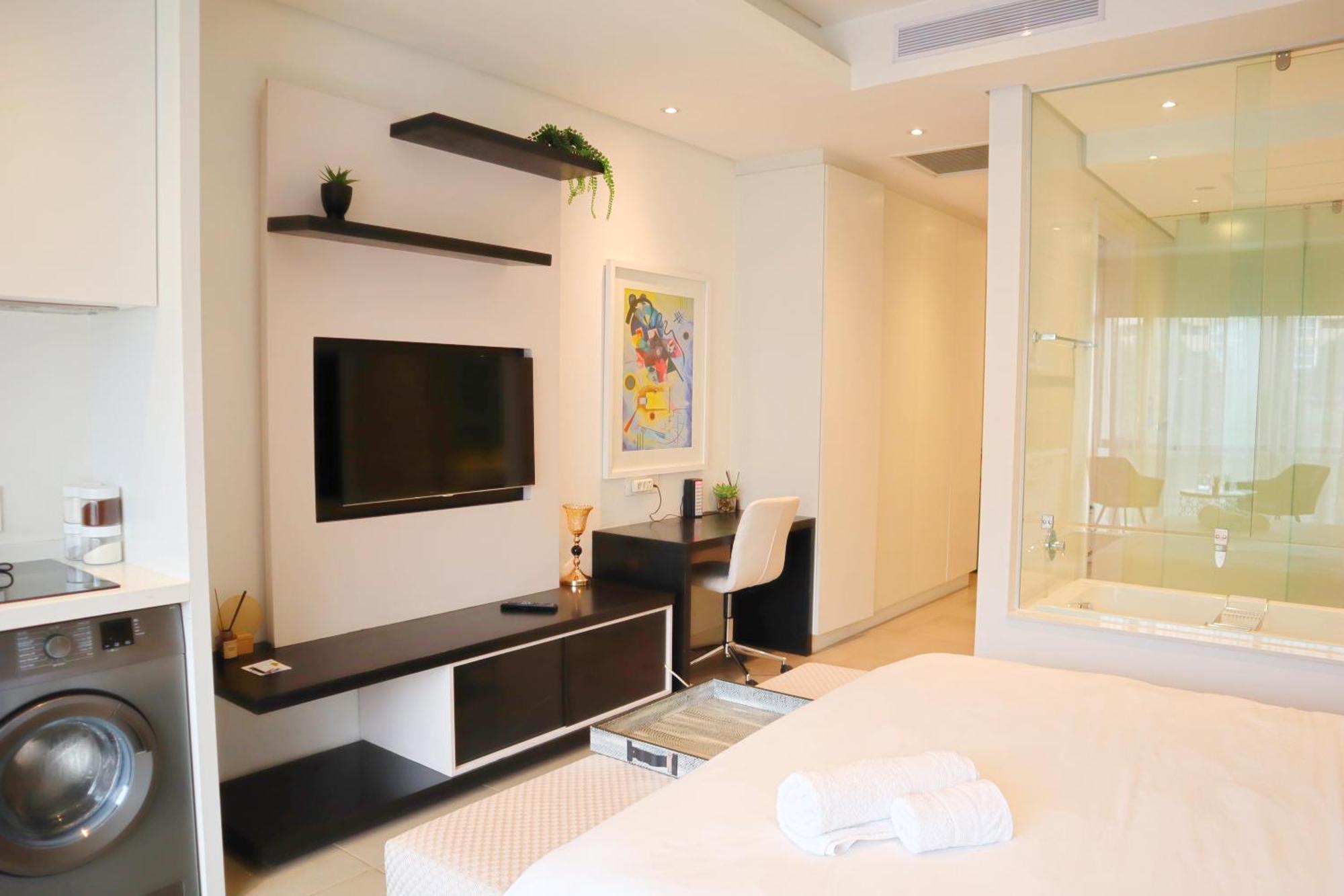 Luxe @ Sandton Skye Hotel *