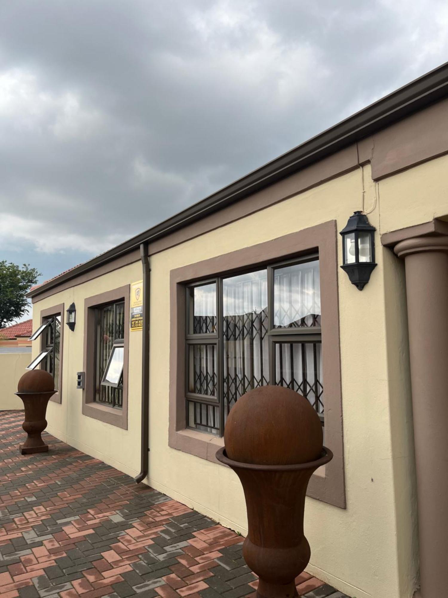 At Blessed Bnb - Private En-suite In With Jacuzzi Ở trọ Johannesburg