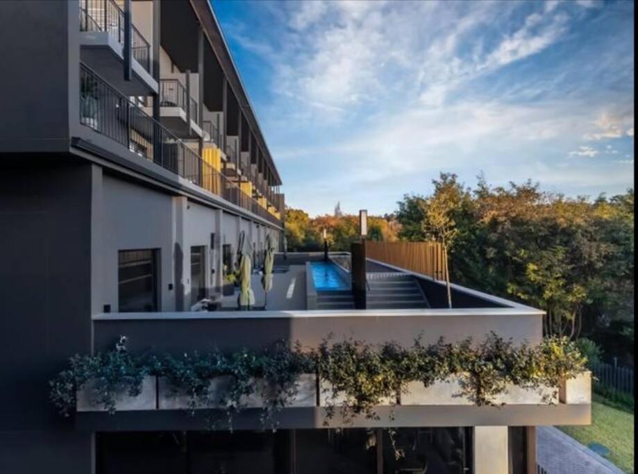 Hyde Park Sandton Luxury 2Br Top Floor Apartment *