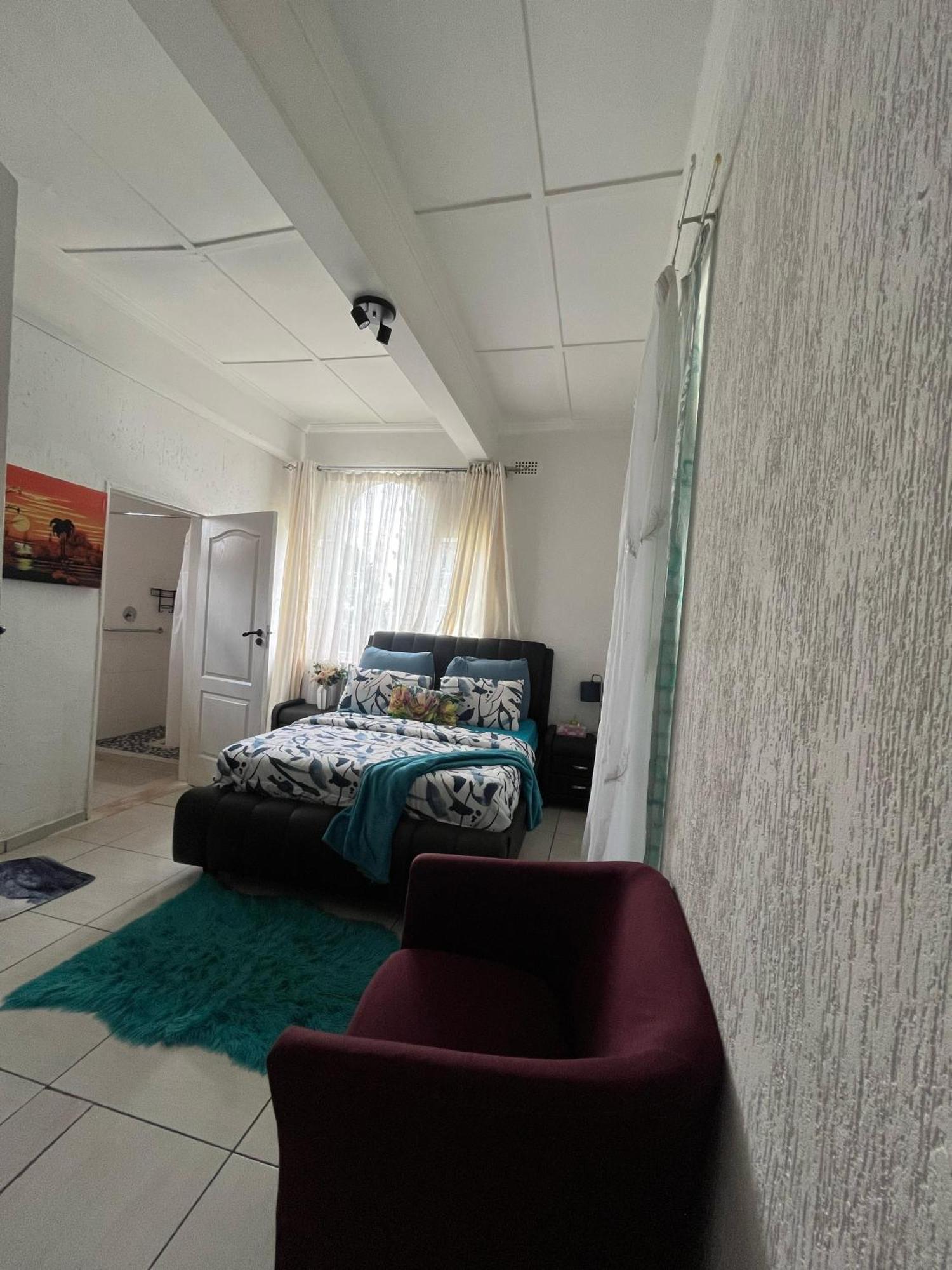 A Cheerful Furnished Bedroom Retreat Apartment Johannesburg