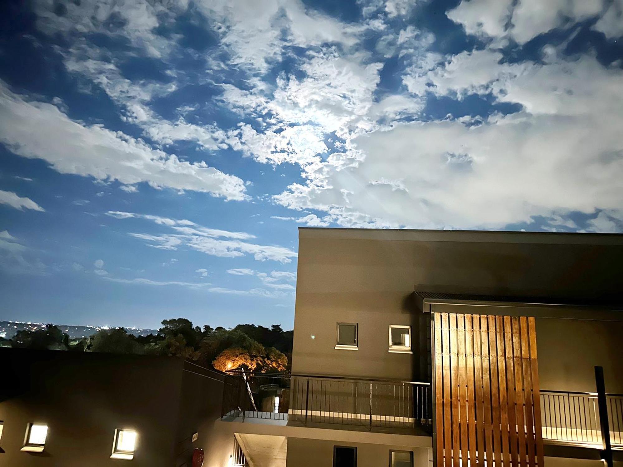 Hyde Park Sandton Luxury 2Br Top Floor Apartment *