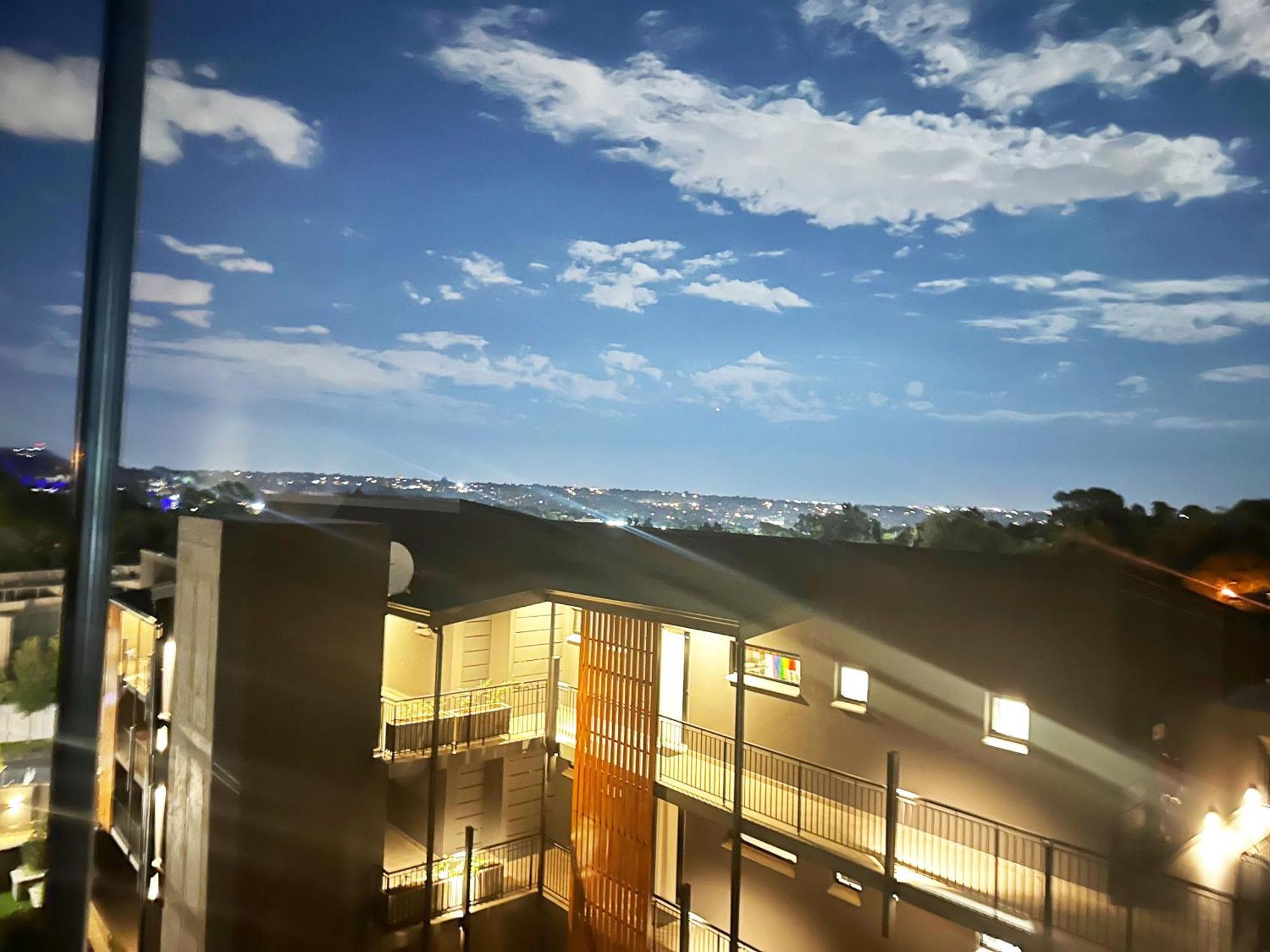 Hyde Park Sandton Luxury 2Br Top Floor * Johannesburg