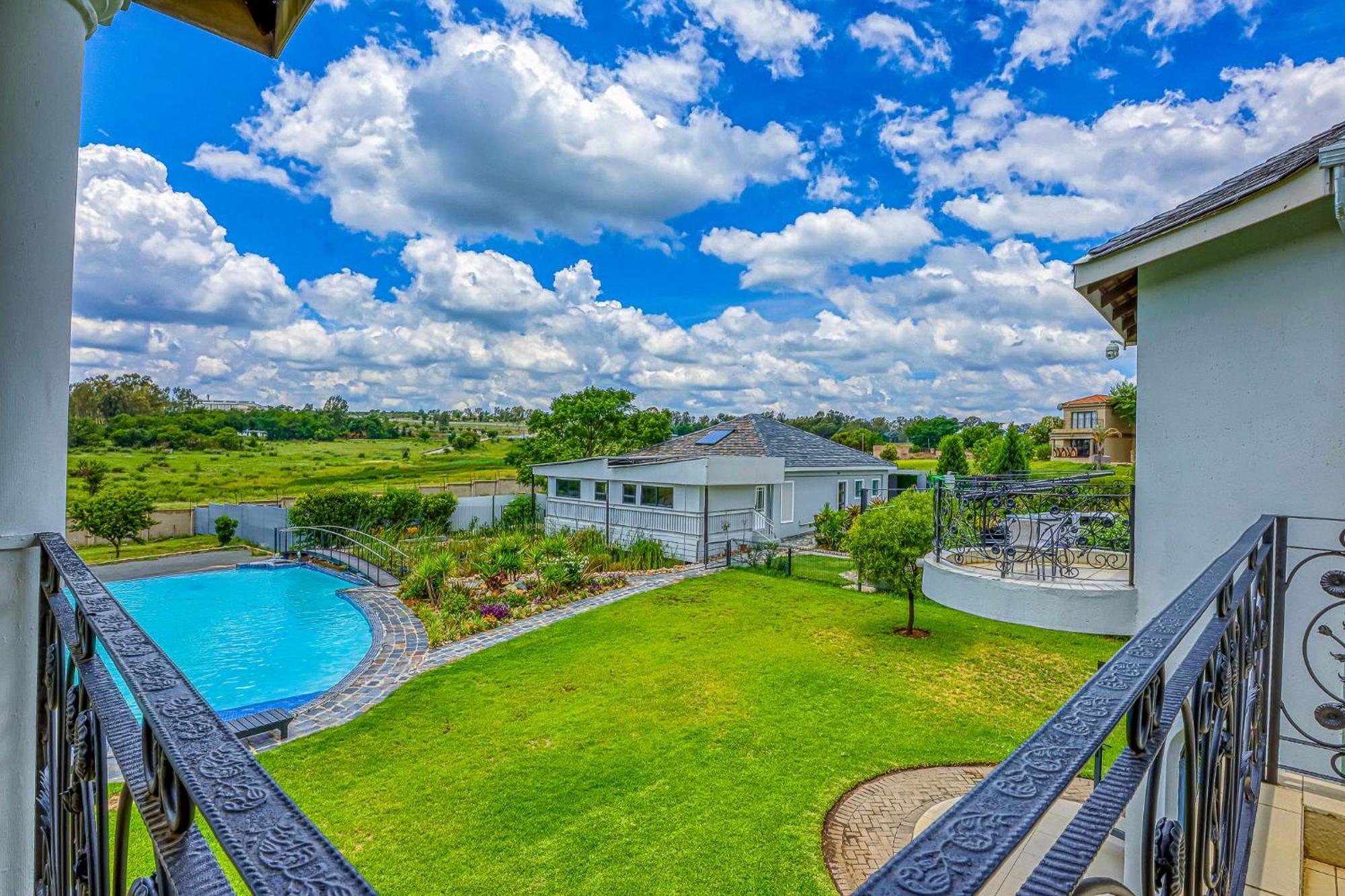 Tasha Luxury Suites, Lanseria Guest house *