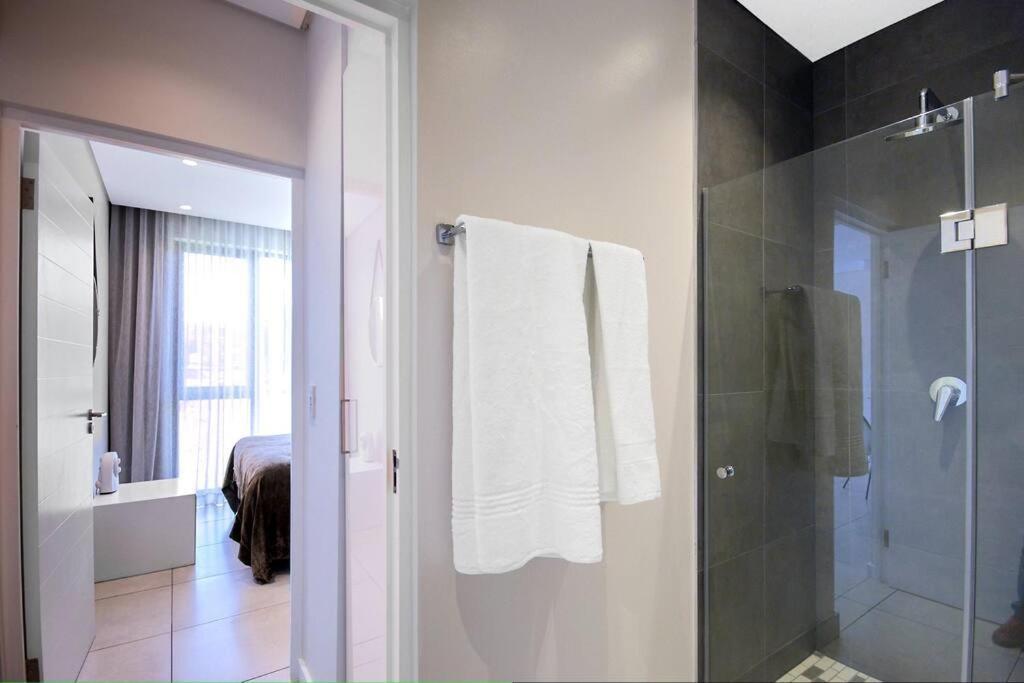 Stunning 2 Bed In Sandton Apartment *
