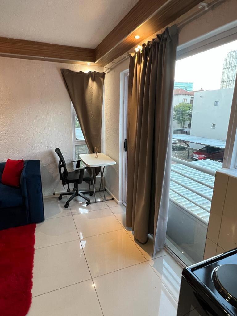 The Sandton View 3 Mins Drive From Mandela Square & Located Right In The Heart Of Sandton * Johannesburg