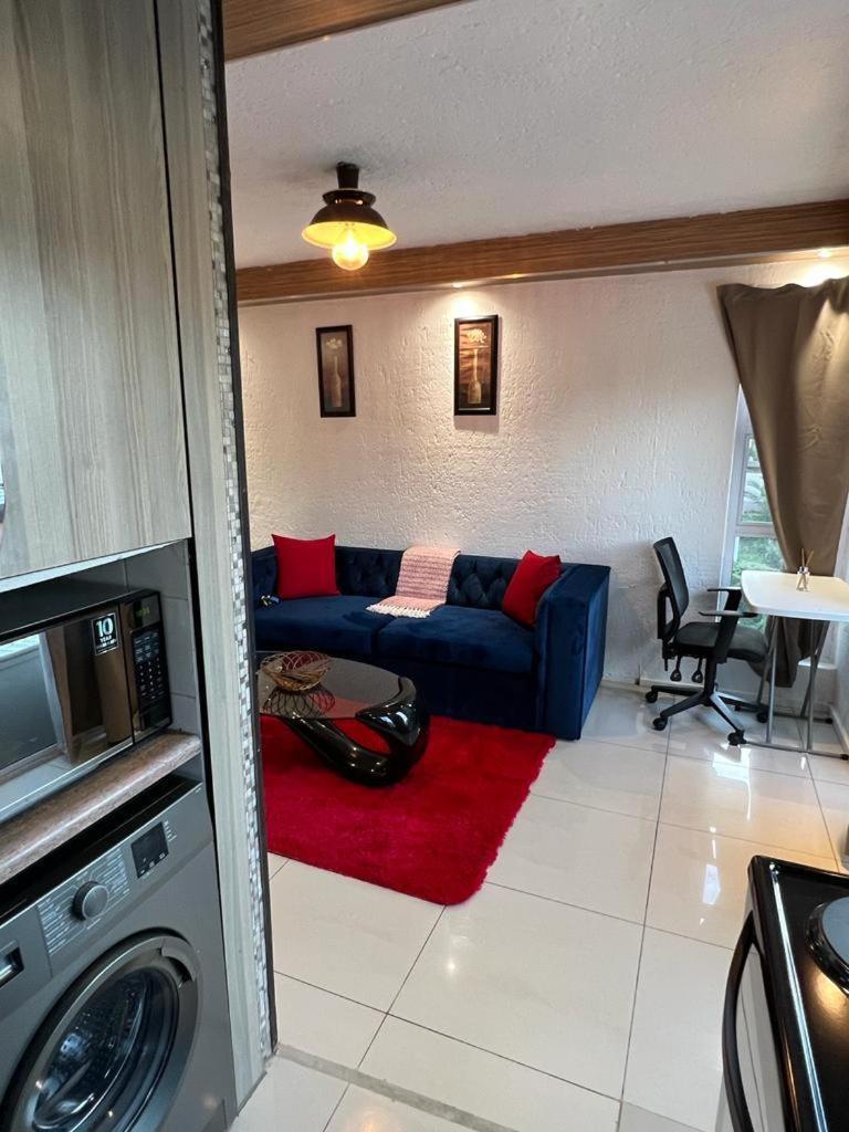 Apartment The Sandton View 3 Mins Drive From Mandela Square & Located Right In The Heart Of Sandton *
