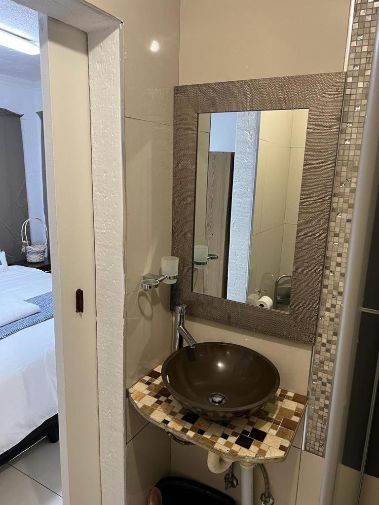 The Sandton View 3 Mins Drive From Mandela Square & Located Right In The Heart Of Sandton * Johannesburg