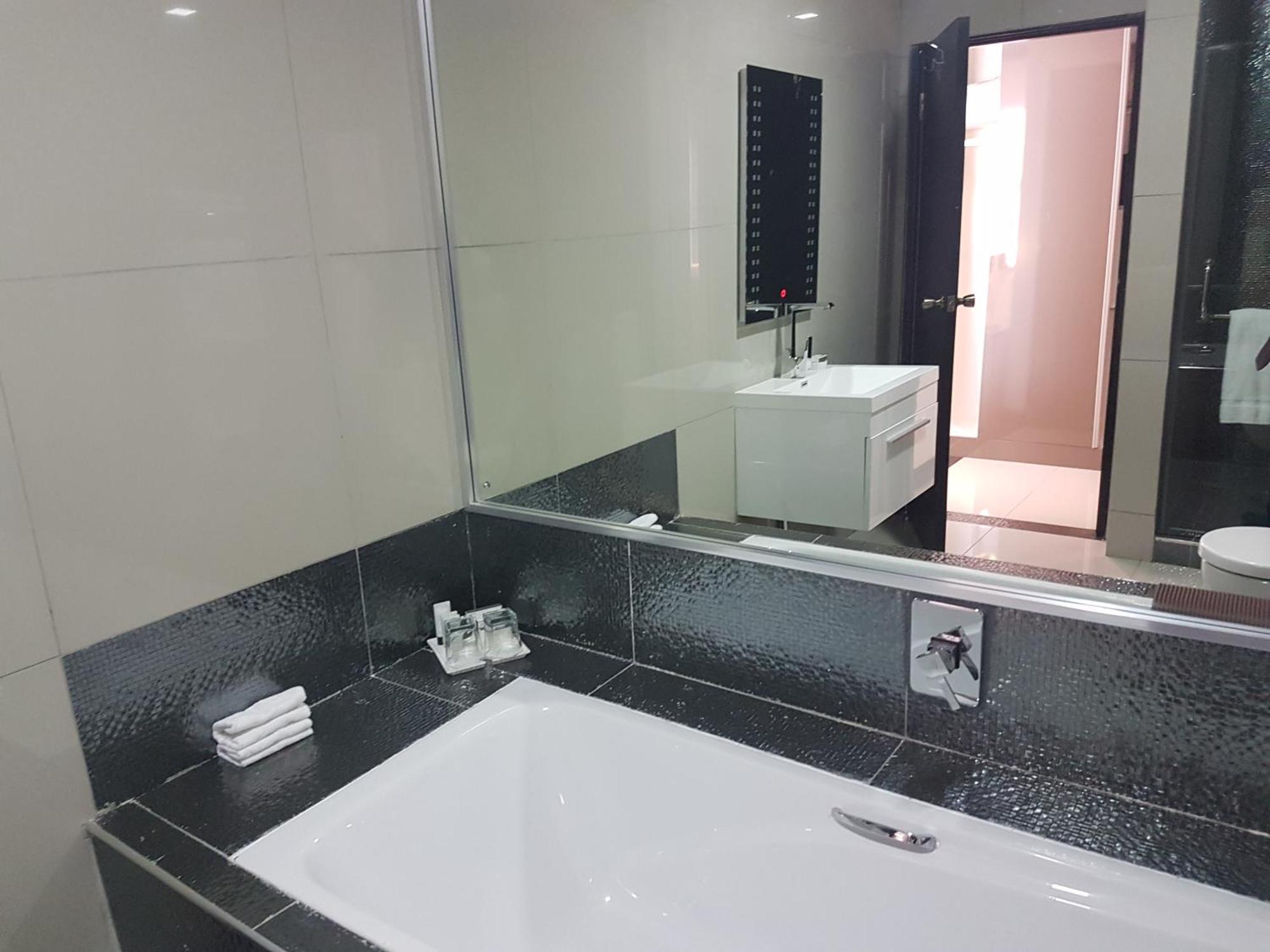 Palm Continental Khách sạn 4*