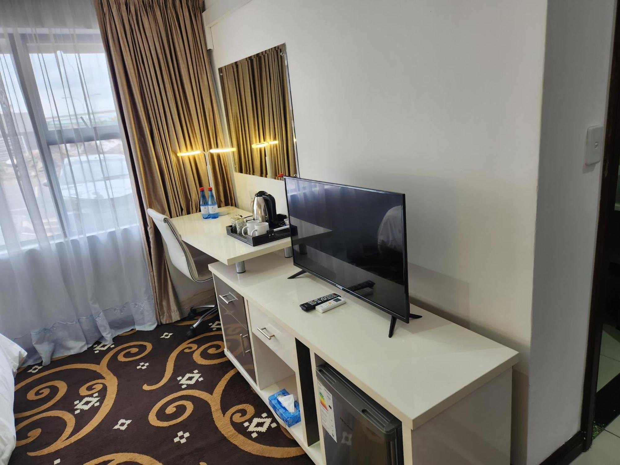 Palm Continental Khách sạn 4*