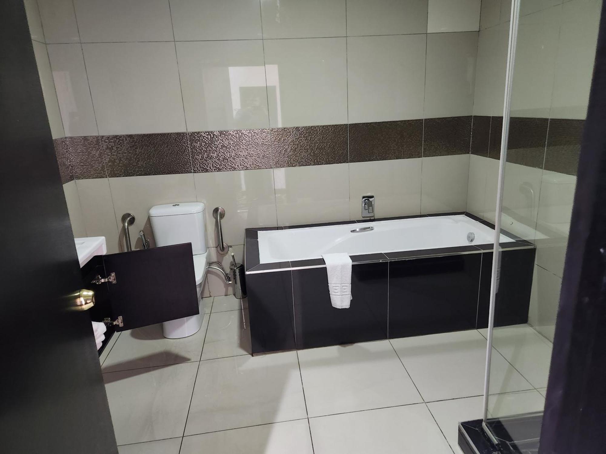 Palm Continental Khách sạn 4*
