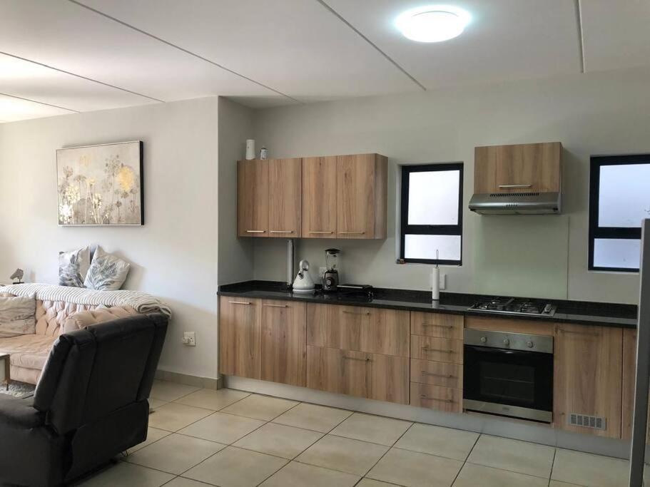 Exquisite In Sandton With Pool And Inverter Holiday home *