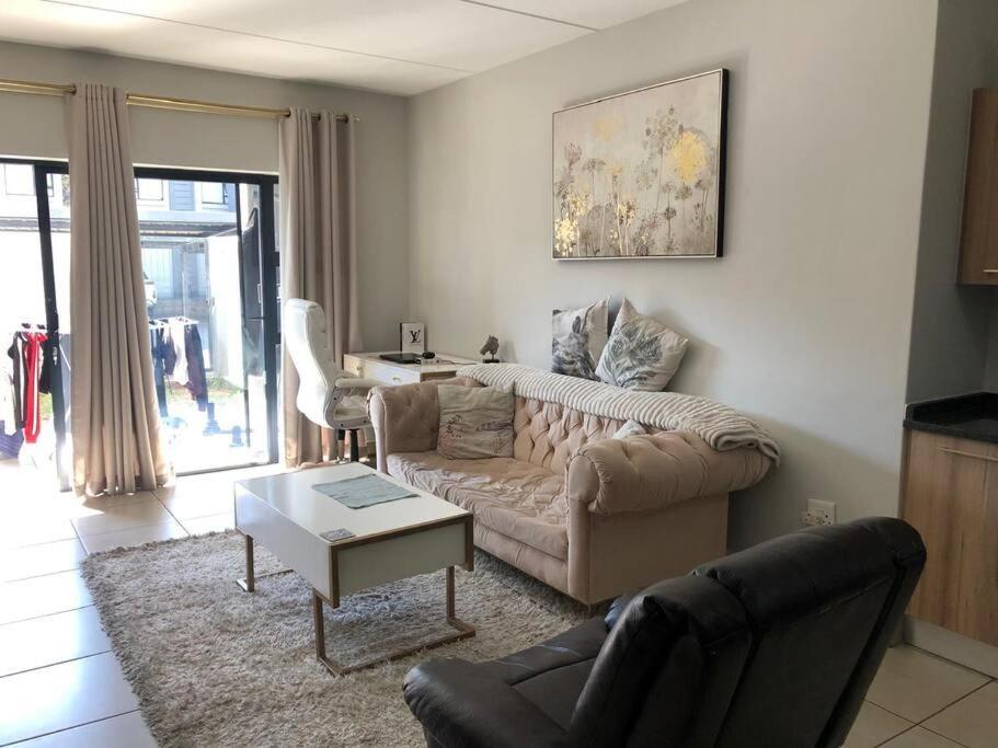 Exquisite In Sandton With Pool And Inverter * Johannesburg