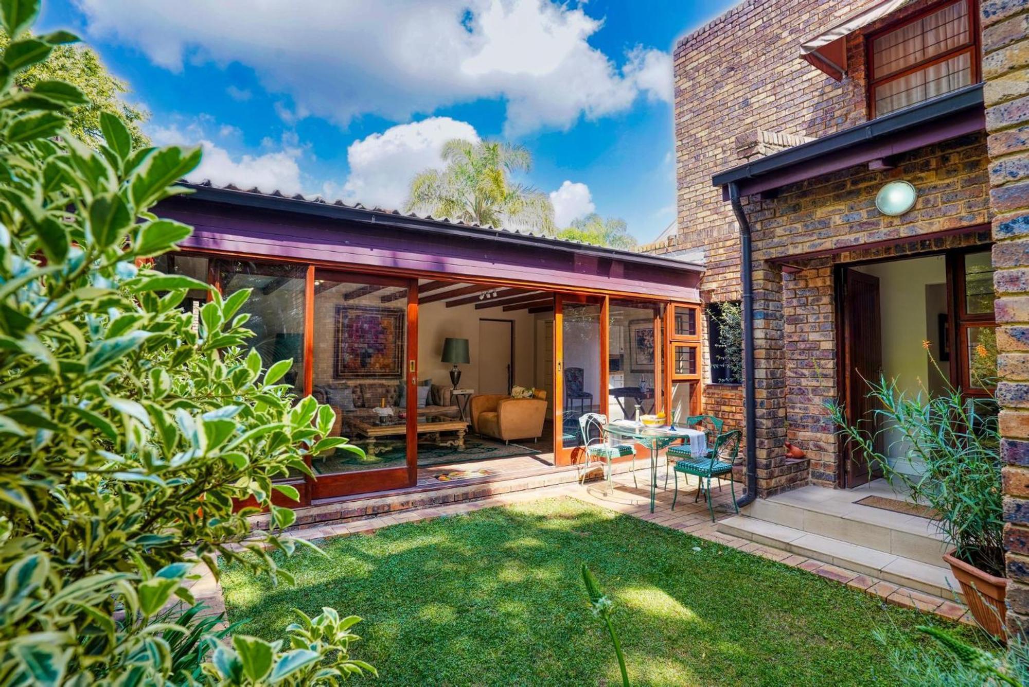 Ray Back-up Power 2-bed Luxury Unit Close Sandton Villa Johannesburg