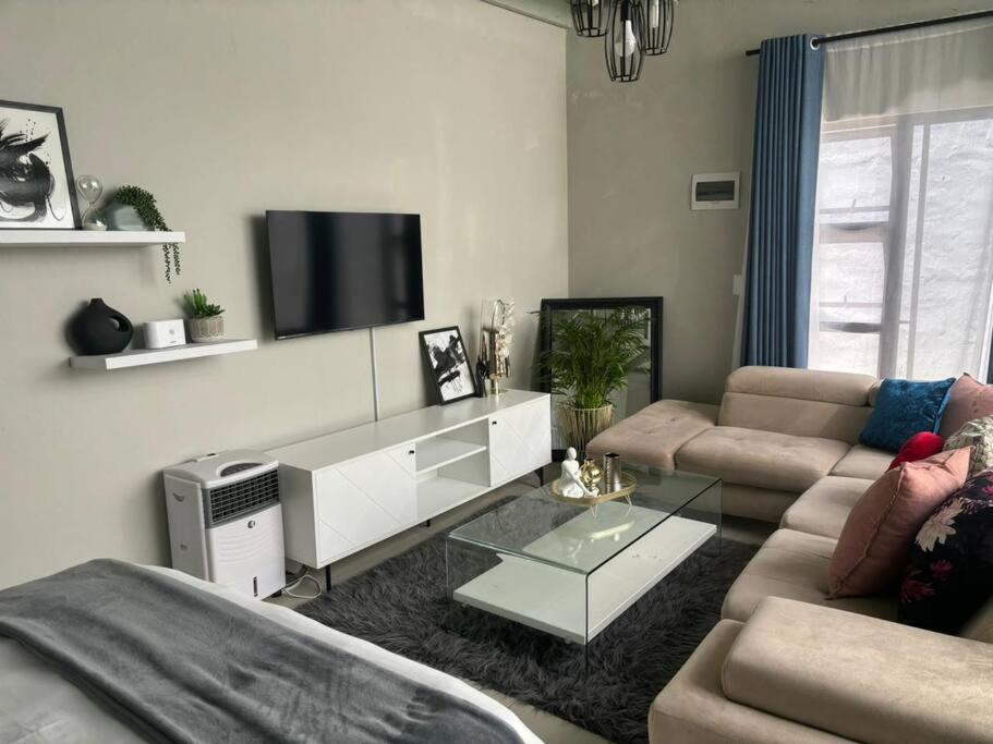 Cosy Nest 5 Min2sandton 2 Apartment